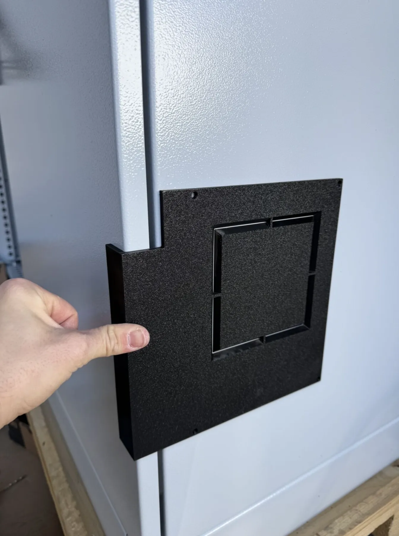 3D-gedruckte Schablone für Lüfterausschnitte und Bohrbilder im Schaltschrankbau